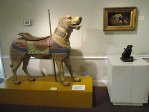 Cão de madeira que pertencia a um carrossel do século 19 faz parte do acervo (Foto: American Kennel Club Museum of the Dog, Diane Saltzman/AP)
