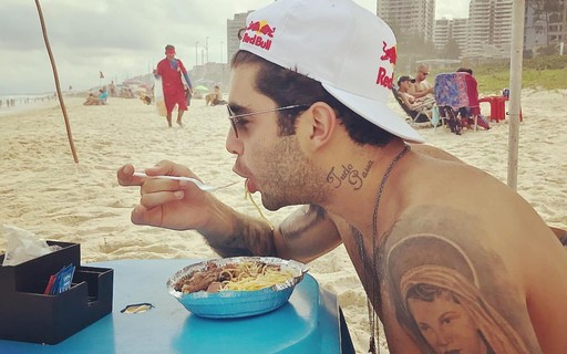 Pedro Scooby Posa Comendo Marmita Na Praia Vogue Gente