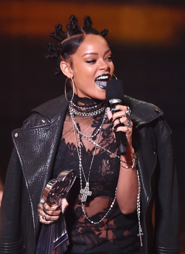 A cantora pop agradece uma de suas quatro estatuetas na noite (Foto: Getty Images)