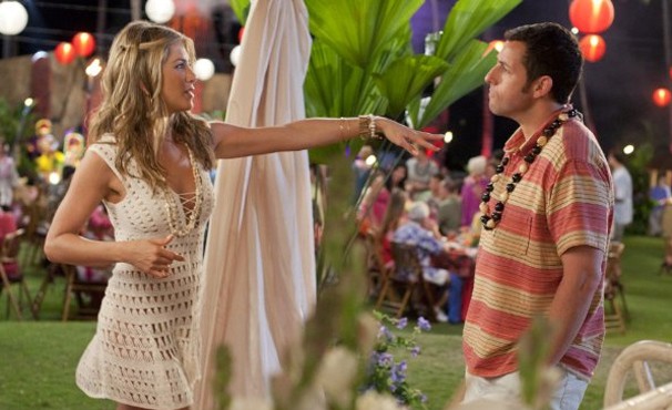 Jennifer Aniston e Adam Sandler estão na comédia 'Esposa de Mentirinha' (Foto: Divulgação / Reprodução)
