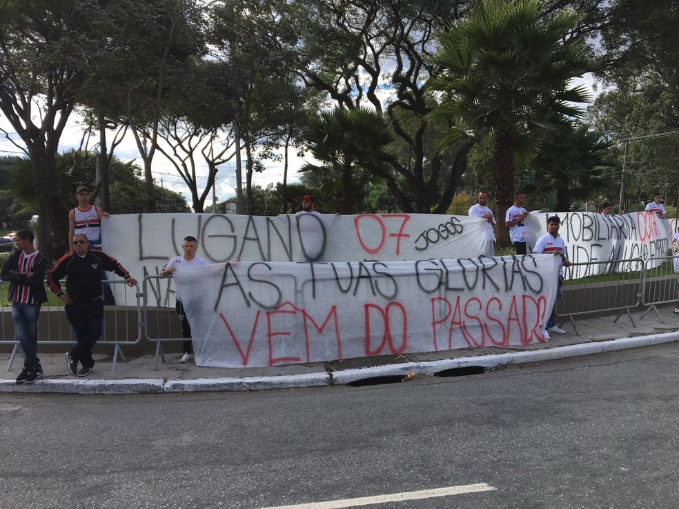 Torcida do São Paulo protesta no Morumbi (Foto: Lucas Strabko)