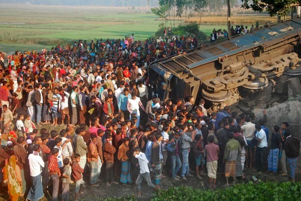 Multidão se aglomera no local do descarrilamento em Gaibandha, em Bangladesh (Foto: AFP)