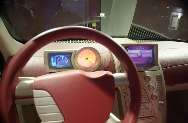 Janeiro de 2002 - O painel digital de um Etimos, desenvolvido pela Johnson Controls, é apresentado no Salão de Detroit (Foto: Carlos Osorio/AP/Arquivo)