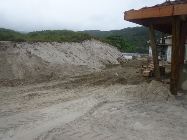 obra na praia dos anjos em arraial do cabo (Foto: Paloma Furtado/G1)