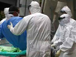 Primeiro suspeito de estar contaminado com Ebola no Brasil chega à sede da Fiocruz no Rio de Janeiro (RJ) (Foto: Rodrigo Rodrigues/Futura Press/Estadão Conteúdo)