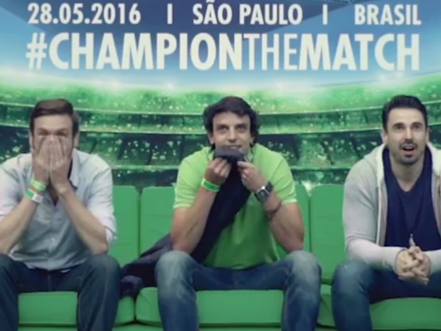 Ação feita pela Heineken surpreende casais durante a final da Champions. (Foto: Reprodução/YouTube)