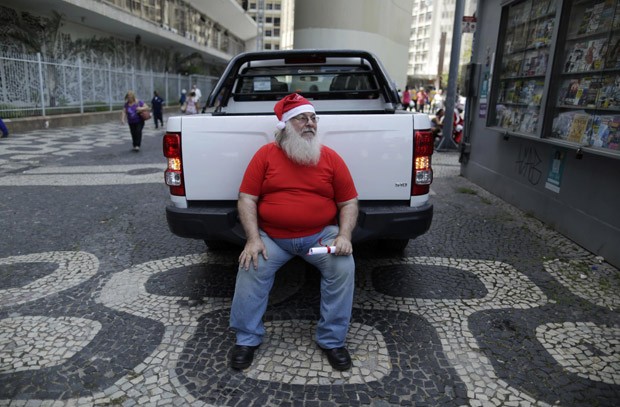 Aluno com diploma descansa após a cerimônia de formatura (Foto: Pilar Olivares/Reuters)