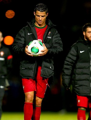 Cristiano Ronaldo ganha a bola do jogo Portugal (Foto: Getty Images)