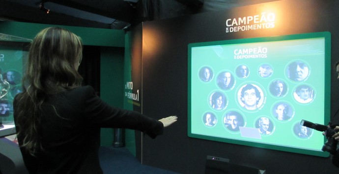 Bianca Senna interage com uma das atrações da exposição "Senna Emotion" sobre Ayrton Senna (Foto: Felipe Siqueira)
