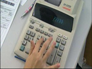 Calculadora é instrumento de trabalho do contador (Foto: Reprodução/EPTV)