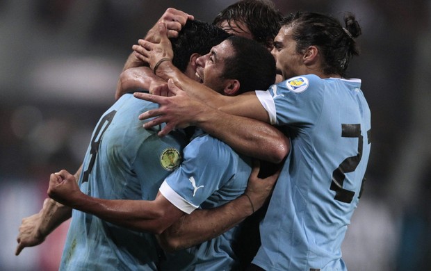 Peru 1 x 2 Uruguai, Eliminatórias, comemoração do Uruguai (Foto: Reuters)