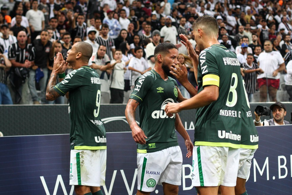 Wellington Paulista comemora gol da Chape contra o Corinthians (Foto: RICARDO MOREIRA/FOTOARENA/ESTADÃO CONTEÚDO)