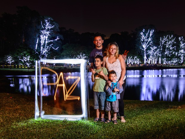 O casal Erisvânio Soares, 27 anos, estudante em curso técnico de segurança do trabalho, e Mariana Souza, 23, vendedora, posou com o filho, Guilherme, de 3 anos, e Renan Catione, 6, esperando por PAZ no ano que vem. (Foto: Marcelo Brandt e Fábio Tito/G1)