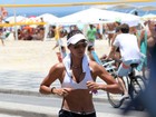 Flávia Sampaio exibe barriga sarada durante corrida na orla