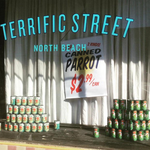 Loja de San Francisco exibiu latas do produto na vitrine (Foto: Reprodução/ Instagram/colby_versacrumdesign)