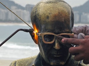Estátua de Drummond recebe óculos novos pela terceira vez, em 2008 (Foto: Arquivo / Alícia Uchôa / G1)