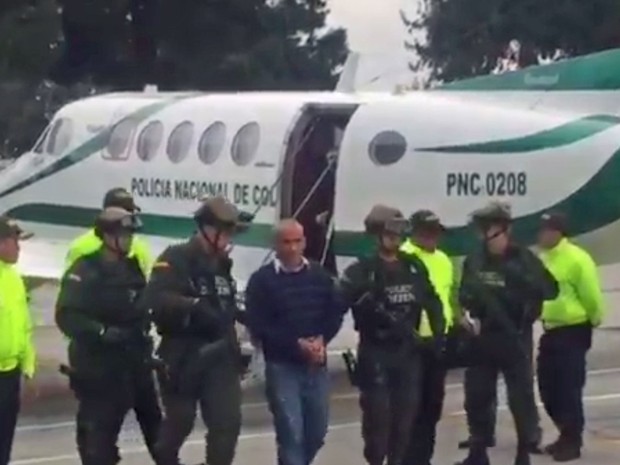 Traficante Marquitos Figueroa chega à Colômbia após ser extraditado do Brasil (Foto: Reprodução/Twitter/General Jorge Nieto)