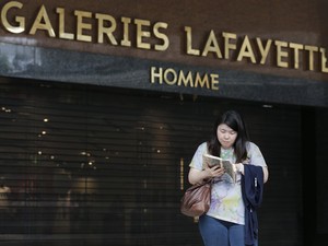As famosas Galerias Lafayette não podem abrir aos domingos, por não estar em uma região oficialmente turística (Foto: Christian Hartmann/Reuters)