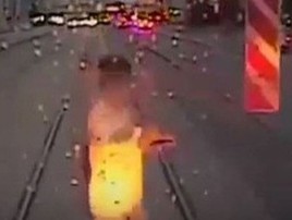 Vídeo: mulher morre atropelada por trem  ao mexer no celular (reprodução)