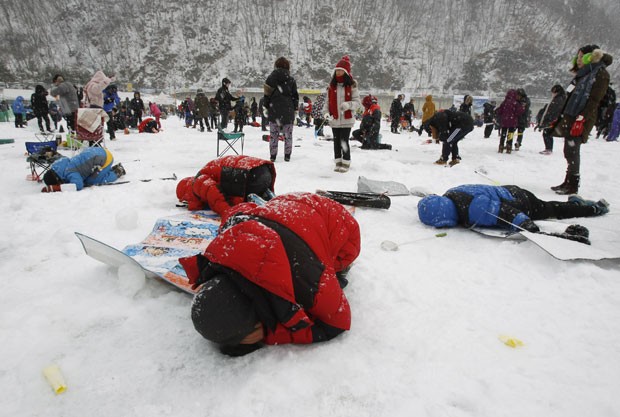  Concurso de pesca de truta faz parte de um festival anual de gelo (Foto: Ahn Young-joon/AP)