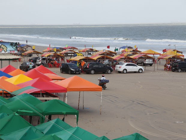 No dia seguinte ao incidente, muitos veículos estavam próximo ao mar na praia do Araçagi (Foto: De Jesus/O Estado)