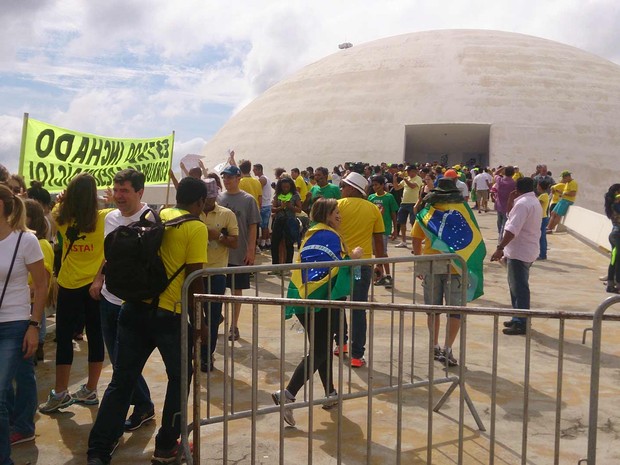 Manifestantes ocupam a rampa do Museu Nacional, na Esplanada dos Ministérios, em Brasília, durante manifestação contra a corrupção (Foto: Mateus Rodrigues/G1)