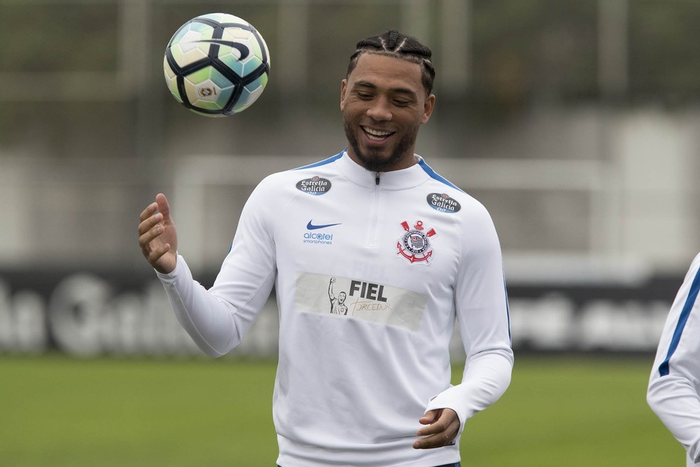 Kazim adota novo visual e até dispensa touca em treino do Corinthians