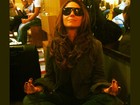 Giovanna Antonelli faz 'meditação' enquanto espera por voo