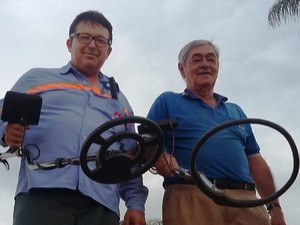Vandeir Santos e Marcos Faria exibem detectores que usam em caça a tesouro (Foto: Vandeir Santos/Arquivo pessoal) Vandeir Santos e Marcos Faria exibem detectores que usam em caça a tesouro (Foto: Vandeir Santos/Arquivo pessoal)