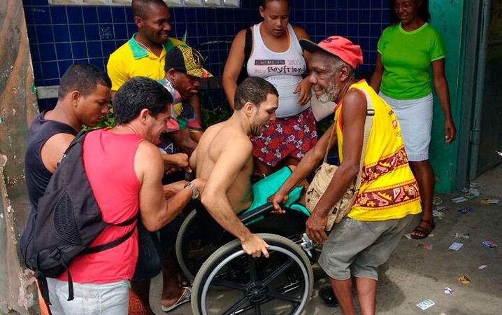 Eleitor cadeirante tem dificuldade para entrar no Colégio Nelson Mandela, em Periper, em Salvador