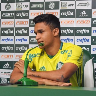 Animado com o ambiente leve do Palmeiras, provável titular Erik evita falar de rivas
