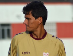 Zagueiro Léo retornou aos treinos (Foto: Felipe Martins/GLOBOESPORTE.COM)