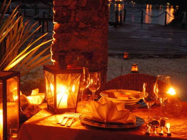É possível desfrutar de um jantar romântico em uma pequena ilha que fica em frente ao resort (Foto: Pontas dos Ganchos Exclusive Resort/Divulgação)