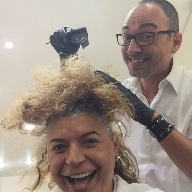 David Brazil e seu cabeleireiro Luciano Di Carvalho (Foto: Divulgação)