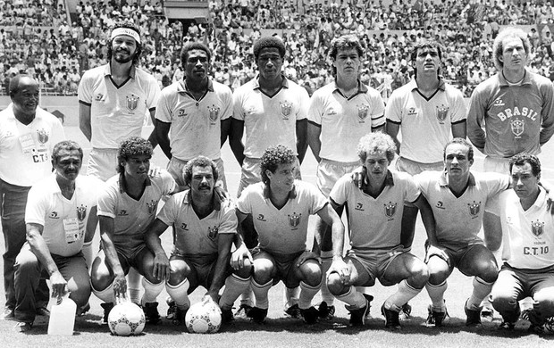 Sócrates posado na Seleção em 1986 (Foto: AP)