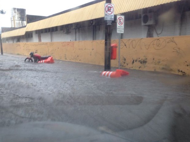 Chuvas deixam ruas alagadas na Cohab em São Luís (Foto: Colaboração/Rafa Lima)