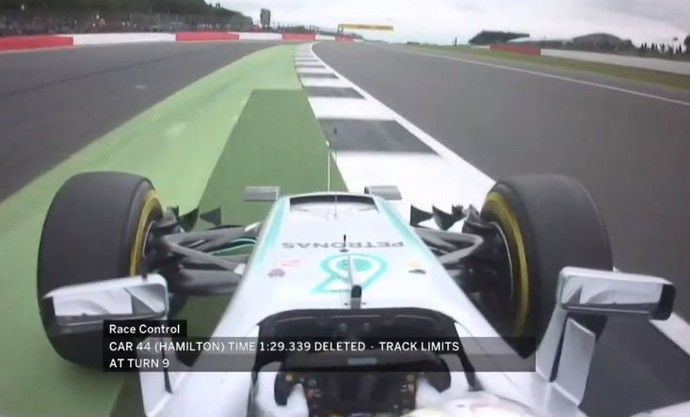Lewis Hamilton teve uma das voltas excluídas por ter extrapolado os limites da pista no Q3 (Foto: Reprodução)