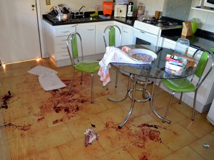 Chão da cozinha ficou ensanguentado após ação de assaltantes em Piracicaba (Foto: Leon Botão/G1)