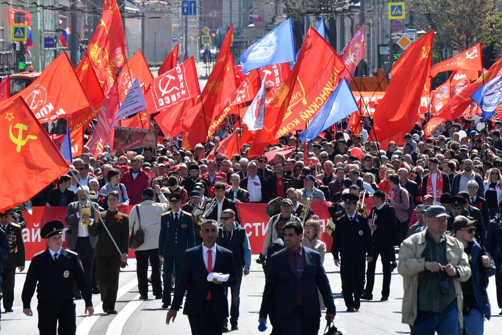 Ativistas e apoiadores do Partido Comunista russo participam de manifestação nesta quarta (1º) pelo Dia do Trabalho. — Foto: Mladen Antonov / AFP