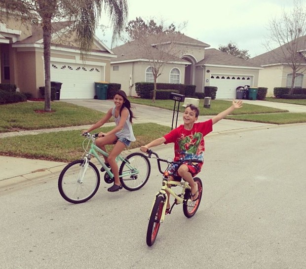 Filhos de Carla Perez e Xanddy no condomínio onde possuem uma casa nos EUA (Foto: Reprodução/Instagram)