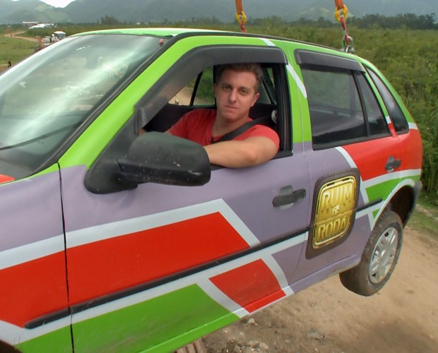 Luciano Huck apresenta o programa do alto de um carro içado (Foto: Caldeirão do Huck/TV Globo)