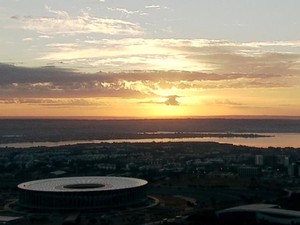Vista de Brasília, na área centra, perto do Estádio Mané Garrincha,  no início do dia 18 de julho (Foto: TV Globo/ Reprodução)