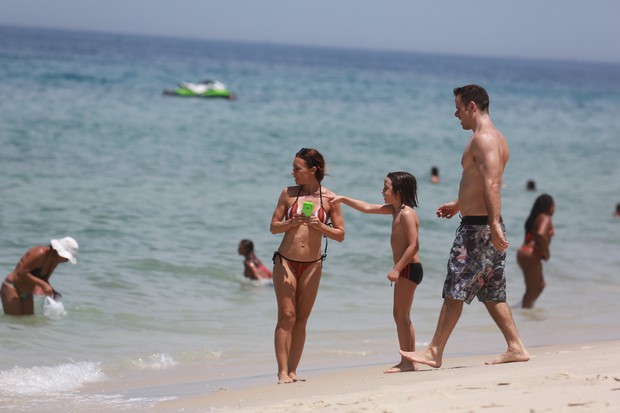 Carla Marins e a familia na praia (Foto: Dilson Silva/ Ag. News)