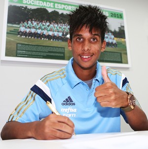 Palmeiras renova com Vitinho, promessa das categorias de base