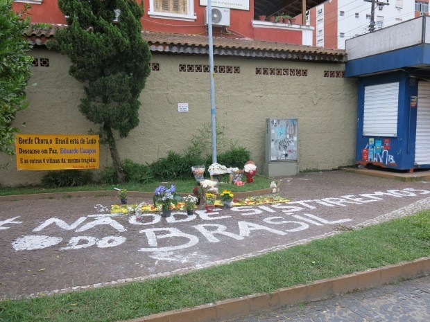 Moradores deixam homenagens no local do acidente (Foto: Guilherme Lucio/G1)