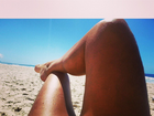 Solange Gomes tira onda em foto na praia: 'Passadinha no escritório'