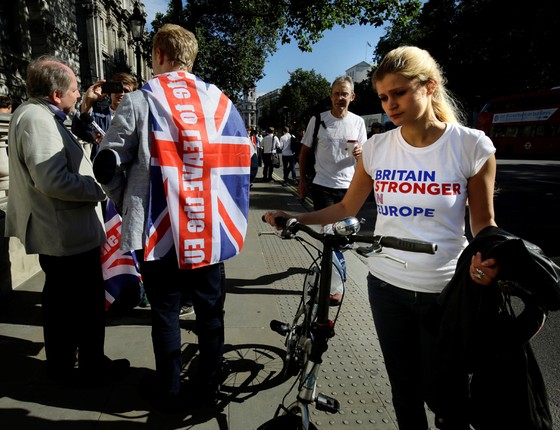 Integrantes do movimento pela permanência, em Londres, lamentam o resultado (Foto: Kevin Coombs / Reuters)