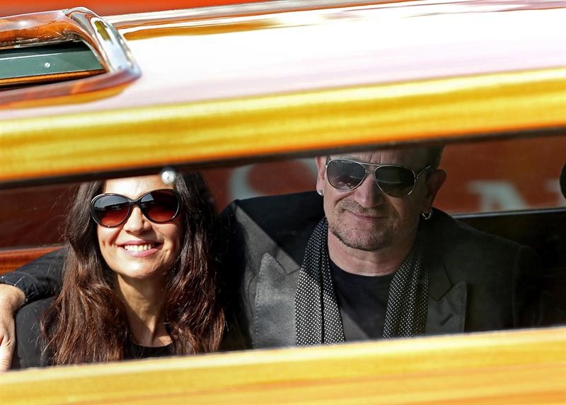 O cantor Bono Vox e sua mulher Ali Hewson são fotografados em Veneza, na Itália, onde participaram do casamento de George Clooney e Amal Alamuddin