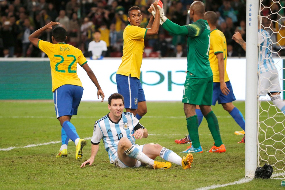 Jefferson comemora após defender pênalti de Messi, em 2014 (Foto: AP )