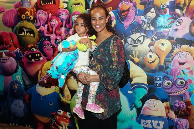 Luciana Mello com a filha (Foto: Manuela Scarpa/Foto Rio News)